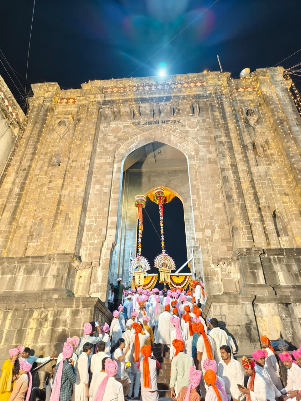 श्री शहाजीराजे महाद्वारातून काठ्या प्रवेश करताना / Kathis entering through the Shri Shahajiraje Mahadwar