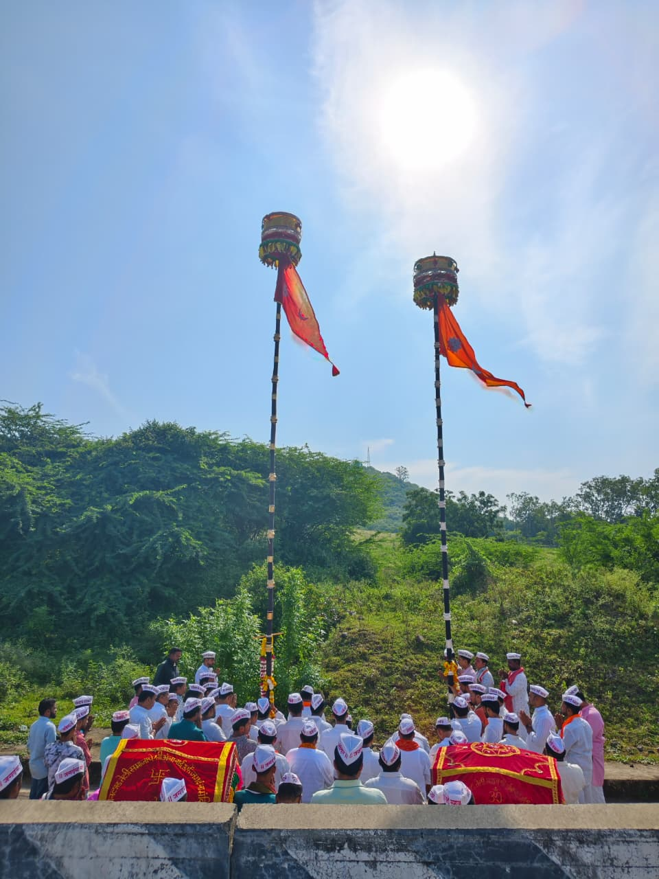 यात्रेत सहभागी भाविक / Devotees on the pilgrimage