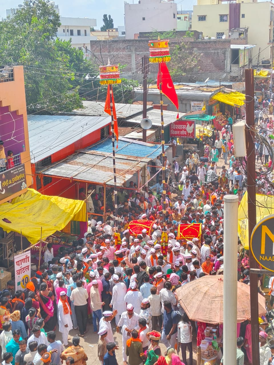 तुळजापूर बाजारपेठेतील काठी मिरवणूक / Kathi procession through the Tuljapur market