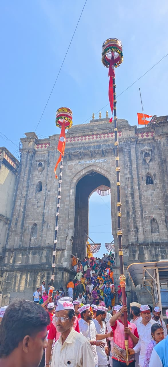 महाद्वाराजवळ काठीधारक व भाविक / Kathi bearers and devotees at the gateway